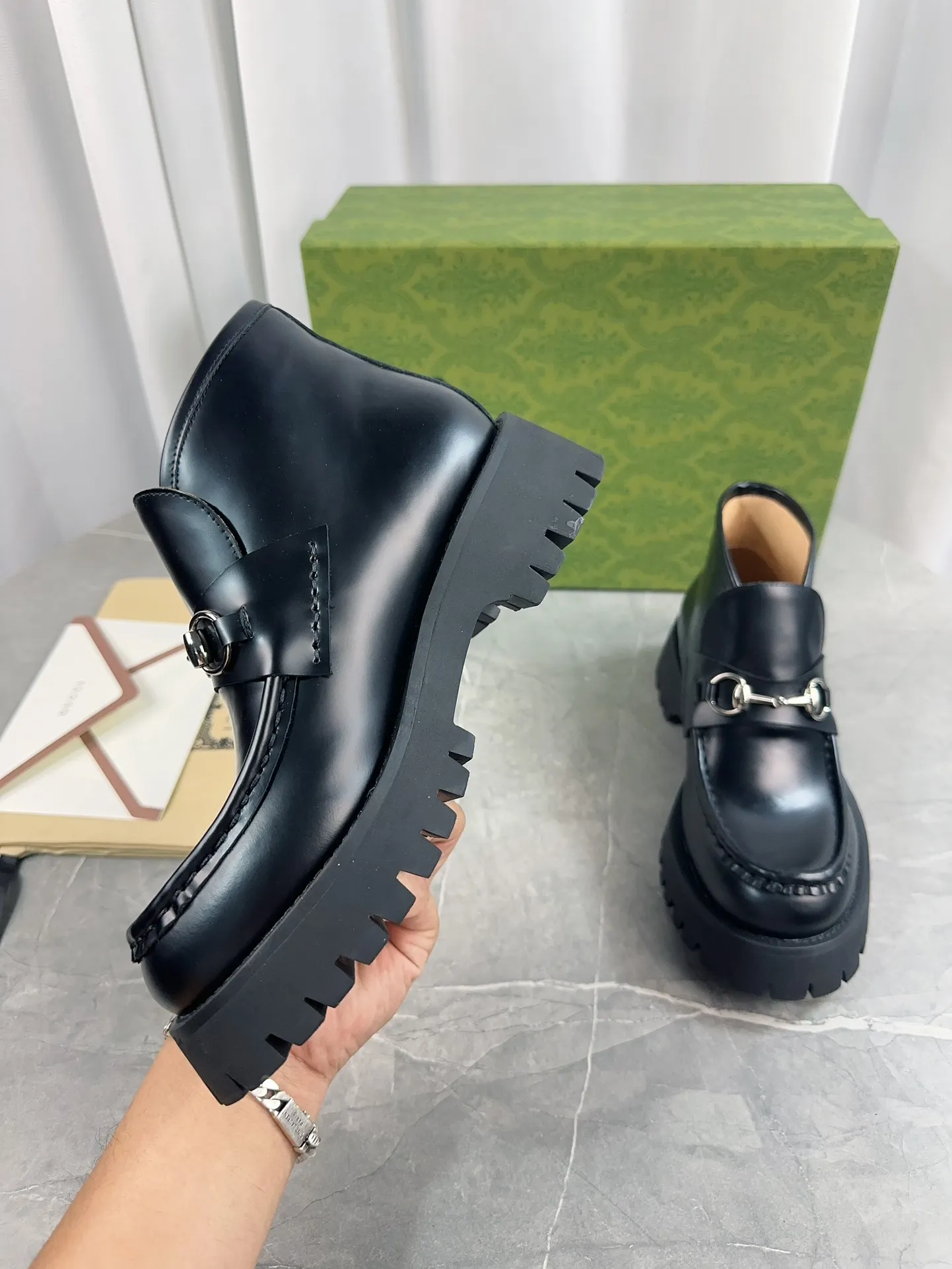 Men's shoes 💰620💰 New model from Gucci, double GG groove thick-soled loafers. The original version is made 1:1. Super beautiful quality, classic model at the counter. ❶Upper: original open-edge beaded cowhide ❷Inner lining: water-dyed cowhide ❸Feet: water-dyed cowhide ❹Outsole: ultra-light original sole ❺thick sole heightening: 3.5cn ❻Packing: original packaging ❼Number: 35-42 (41 41 customized, non-refundable) Men's model: 38-46 (45, 46 customized, non-refundable)
